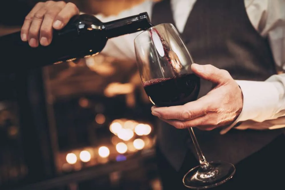 comment_servir_le_vin_au_restaurant.webp