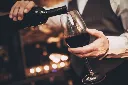 comment_servir_le_vin_au_restaurant.webp